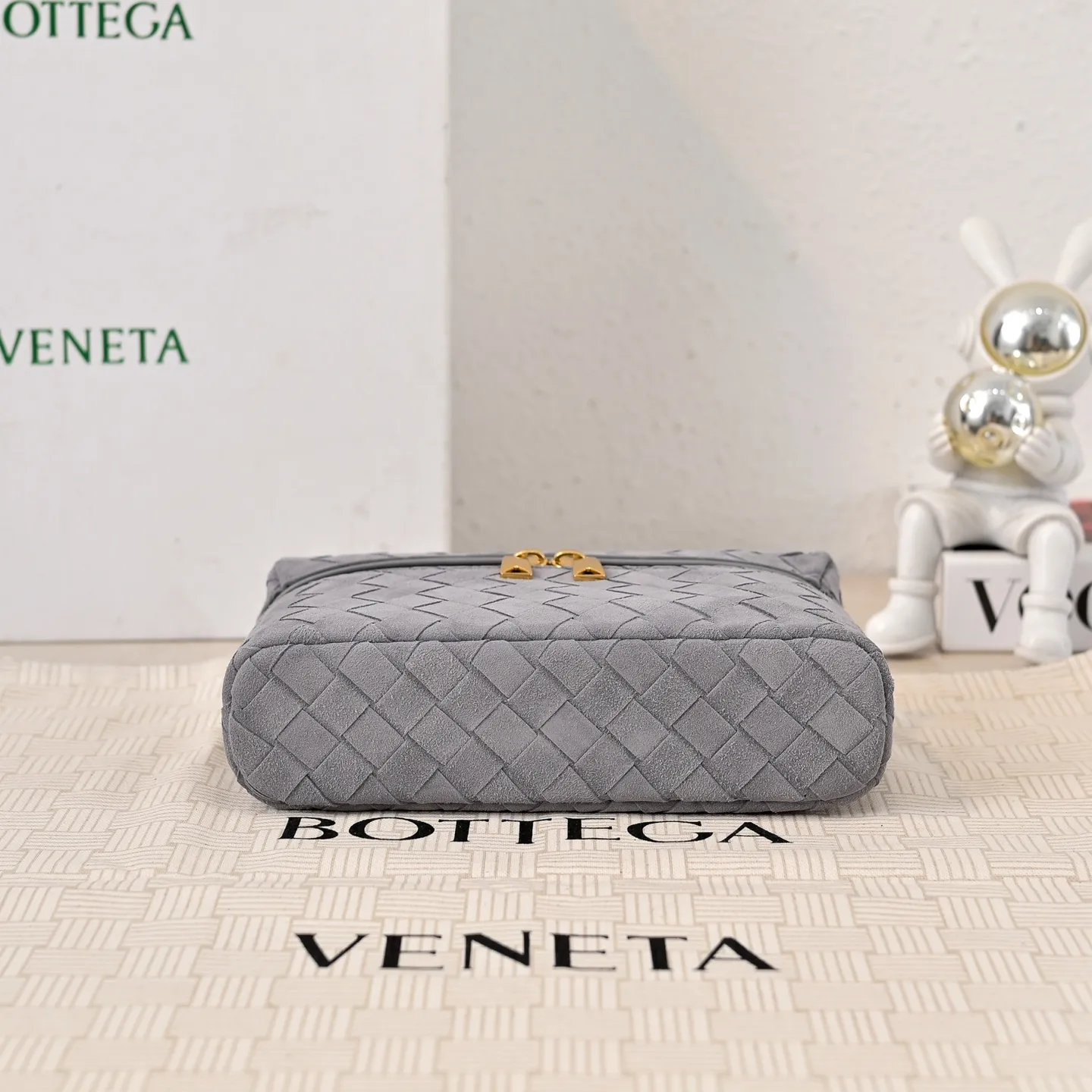 #BV’s new Vanity Case suede cosmetic bag🎈 is a super practical and stylish cosmetic bag [Fireworks], using the brand’s most classic cowhide weaving, with two-way zipper opening and closing, the overall style is retro and elegant, the top handle can be adjusted at will, the shoulder strap can be adjusted at will, the hand-held elegant temperament, cross-body casual and casual, unlocking various concave shape scenes🎬 Model: 9109 Size: 22x12.5x5 P1360
